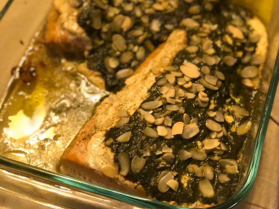 Salmón con ricotta y pesto